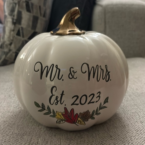 Mr & Mrs 2023 Pumpkin - Picture 1 of 3